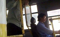 Hà Nội: Lái xe buýt đòi khách quỳ xin mới cho xuống